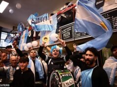 “Inghilterra… vai a farti fottere!”: come si è svolta la sconfitta nella semifinale della Coppa del Mondo dei Tre Leoni in Argentina con le foto di Lionel Messi a ogni angolo di strada, l’inno nazionale inglese sovrastato e i negozi che chiudono presto