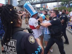 Aggro per le strade di Atlanta: la polizia armata arresta tifosi di Inghilterra e Argentina mentre i tifosi si riversano fuori dallo stadio dopo la perdita dei Tre Leoni