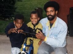 Micah Richards rivela che gli è stato detto della morte di suo padre pochi istanti prima di andare in onda per la copertura della BBC sulla sconfitta dell’Inghilterra in Coppa del Mondo mentre l’esperto rende omaggio in un post emozionante