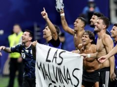 I giocatori dell’Argentina reclamano le Isole Falkland dopo aver eliminato l’Inghilterra dalla Coppa del Mondo