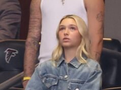 Harper Beckham, 15 anni, si gode un momento di moda anni ’90 indossando un doppio denim durante la straziante partita di semifinale della Coppa del Mondo dell’Inghilterra