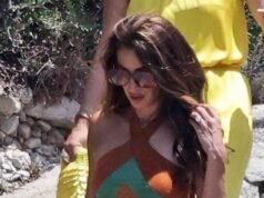 Yabba-dabba-Cloo! Amal sfoggia il look di Fred Flintstone mentre lei e George visitano la lussuosa villa di Capri