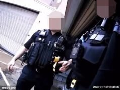 Agenti di polizia ripresi dalla telecamera mentre parlavano di visitare un bordello locale, di “incastrare” i sospetti e di fare battute razziste e sessiste
