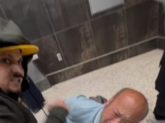 Un filmato scioccante mostra gli agenti dell’ICE in borghese che immobilizzano violentemente un uomo australiano all’aeroporto di Las Vegas mentre grida aiuto