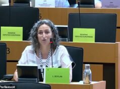 Momento da capogiro La politica del Sinn Fein si lamenta di non essere autorizzata a parlare in gaelico al Parlamento europeo, solo per fare marcia indietro in inglese quando le viene detto che può