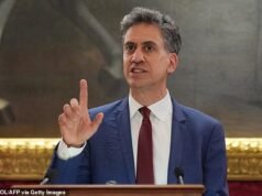Andy Burnham prende a schiaffi il fanatico dello zero netto Ed Miliband mentre si prepara a lanciare nuove trivellazioni di petrolio e gas nel Mare del Nord