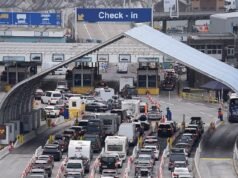 Big Summer Getaway inizia con 10.000 auto in coda a Dover tra i timori di ritardi nel sistema di ingresso europeo perché i francesi si sono rifiutati di accendere nuovi chioschi