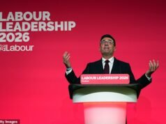Sbatti quelle ciglia quanto vuoi, Andy… vogliamo le elezioni adesso! Alla vigilia di diventare Primo Ministro, il “Messia senza mandato” Burnham riceve un messaggio schietto dagli elettori
