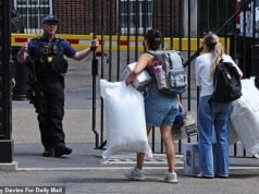 Cuscini e pentole consegnati a Downing Street mentre Andy Burnham si prepara a diventare il primo Primo Ministro pendolare della Gran Bretagna e divide il suo tempo tra Londra e Manchester
