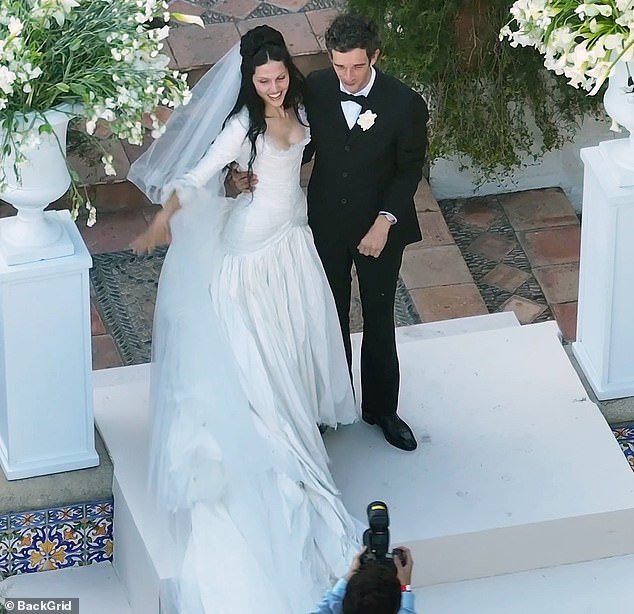 Matty Healy è sposato! L’ex fidanzato rocker di Taylor Swift si sposa con la fidanzata modella Gabbriette Bechtel a Los Angeles poche settimane dopo il matrimonio del cantante Travis Kelce Matty Healy è sposato! L’ex fidanzato rocker di Taylor Swift si sposa con la fidanzata modella Gabbriette Bechtel a Los Angeles poche settimane dopo il matrimonio del cantante Travis Kelce
