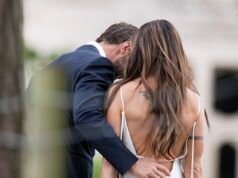 Mel C, 52 anni, è incredibile in un abito da sposa con la schiena scoperta disegnato da Victoria Beckham mentre condivide un momento intimo con il nuovo marito Chris Dingwall al matrimonio “perfetto”