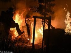 Centinaia di persone sono state evacuate mentre gli incendi bruciano in tutta Europa mentre i punti caldi dei turisti si preparano per un’altra ondata di caldo torrido – dopo che altri britannici sono stati indicati come vittime degli incendi in Spagna
