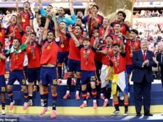 Donald Trump ignora la chiamata del presidente della FIFA di lasciare il palco mentre si unisce al sollevamento del trofeo della finale della Coppa del Mondo di Spagna in un momento imbarazzante
