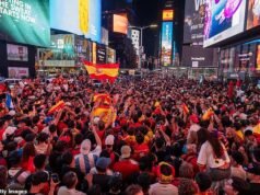 Migliaia di tifosi spagnoli scendono a New York per una festa tutta la notte dopo l’emozionante finale della Coppa del Mondo mentre la polizia reprime il caos