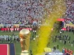 I giocatori amareggiati dell’Argentina voltano le spalle al trofeo della Coppa del Mondo della Spagna dopo che la violenza ha rovinato le celebrazioni dei vincitori – mentre la lettura delle labbra rivela ciò che la stella furiosa ha detto al capitano vincitore Rodri durante la rissa