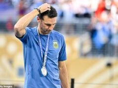 L’emozionato allenatore dell’Argentina Lionel Scaloni esce dalla conferenza stampa in TEARS dopo aver ammesso che la sconfitta nella finale di Coppa del Mondo “gli ferisce l’anima”