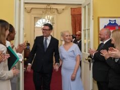 La signora Burnham fa una sorpresa di stile scegliendo un abito da £ 850 di Victoria Beckham: LAURA CRAIK