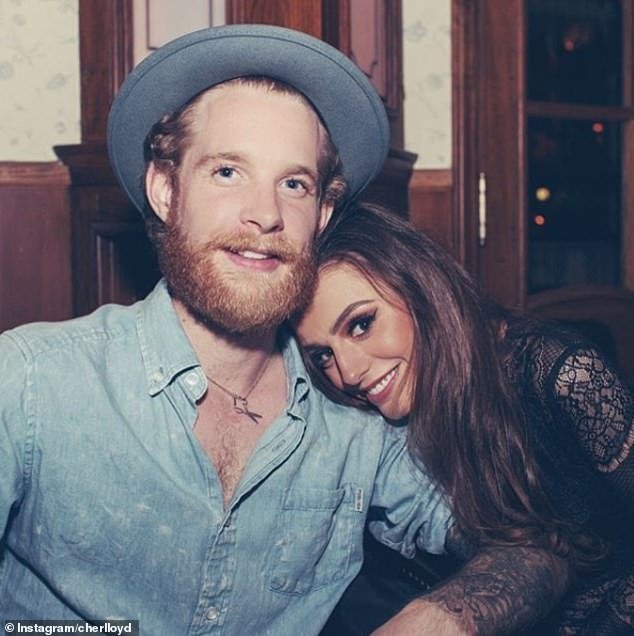 A Cher Lloyd piace il post su “fidarsi del proprio istinto e piangere per ore” e risponde all’amico dicendogli “passare a cose migliori” – dopo aver annunciato la separazione dal marito Craig Monk A Cher Lloyd piace il post su “fidarsi del proprio istinto e piangere per ore” e risponde all’amico dicendogli “passare a cose migliori” – dopo aver annunciato la separazione dal marito Craig Monk