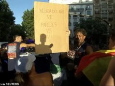 Lo spagnolo Lamine Yamal prende in giro l’Argentina per la rissa della Coppa del Mondo durante la parata della vittoria alla quale hanno partecipato due milioni di persone