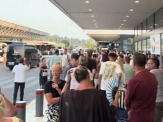 Caos negli aeroporti europei mentre gli inglesi sono coinvolti in lunghe code che si riversano nei parcheggi mentre la vacanza estiva è colpita dalle modifiche ai controlli alle frontiere dell’UE