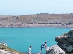 L’erede è 13! Il temerario principe George salta tra le rocce, si diverte sulla spiaggia con gli occhiali da sole accanto al principe Louis e saluta la telecamera in un filmato pieno di divertimento condiviso da William e Kate per celebrarlo mentre diventa adolescente
