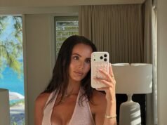 La WAG Ellie Watkins stupisce con il suo profondo top rosa allacciato al collo mentre si gode una vacanza in famiglia con suo marito Ollie e i suoi figli
