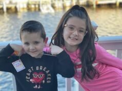 I genitori perdono i loro unici due figli dopo che un maschio di 7 anni e una femmina di 9 anni sono stati gettati in acqua durante una gita in barca quando il nonno, 63 anni, ha colpito un pennarello