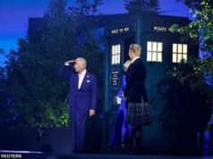 Re Carlo e la Regina Camilla arrivano alla cerimonia di apertura dei Giochi del Commonwealth… a bordo di un TARDIS