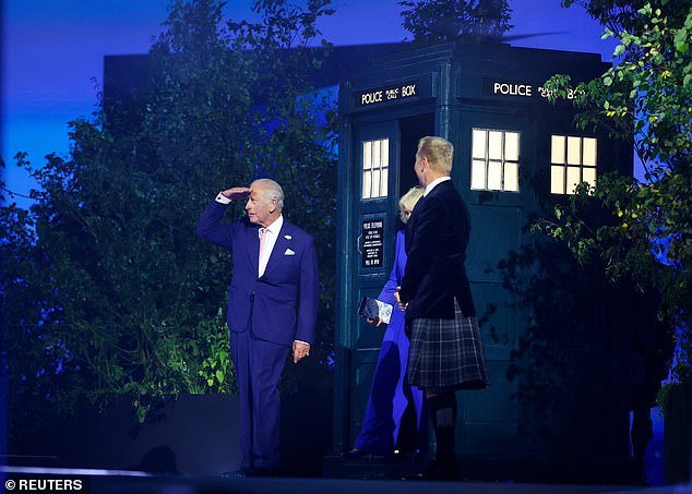 Re Carlo e la Regina Camilla arrivano alla cerimonia di apertura dei Giochi del Commonwealth… a bordo di un TARDIS Re Carlo e la Regina Camilla arrivano alla cerimonia di apertura dei Giochi del Commonwealth… a bordo di un TARDIS