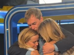 Reese Witherspoon scoppia in lacrime con Jennifer Aniston dopo la rivelazione scioccata che il loro successo su Apple TV+, The Morning Show, finirà