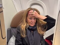 Donna accusata di aver rubato il posto di prima classe di un altro passeggero sul volo American Airlines da New York a Los Angeles perché il suo non si reclinava