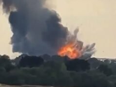 Un’esplosione fa tremare le case mentre i vigili del fuoco affrontano un enorme incendio in un’unità industriale nell’Essex