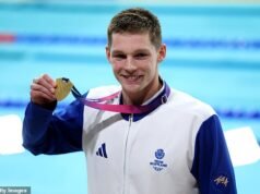 La moglie di Adam Ramsay-Peaty, Holly, osserva la stella raggiungere la finale dei 100 metri rana dopo un bizzarro ritardo di 10 minuti prima delle batterie – e l’eroe locale Duncan Scott che conquista l’oro