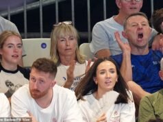 Kate, Gerry e Amelie McCann guardano con orgoglio il figlio Sean nuotare ai Giochi del Commonwealth quasi vent’anni dopo la scomparsa della sorella Madeleine