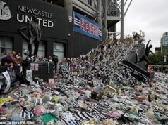 Kevin Keegan è ricordato mentre i tifosi del Newcastle deponevano uno straordinario mare di fiori fuori St James’ Park
