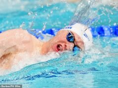 Sean McCann è acclamato dagli orgogliosi genitori Kate e Gerry mentre nuota negli ultimi 400 metri stile libero del Commonwealth, vent’anni dopo la scomparsa della sorella maggiore Maddie