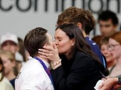 Adam Ramsay-Peaty bacia la moglie incinta Holly mentre perde l’oro e finisce al terzo posto nella finale dei 100 metri rana ai Giochi del Commonwealth