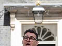Un’incursione fiscale di 96 miliardi di sterline per pagare la grande follia di Burnham mentre i conservatori sostengono che le promesse del Primo Ministro costeranno alle famiglie 4.300 sterline in più all’anno: “Sta firmando assegni che il pubblico non può incassare”