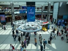 Caos all’aeroporto di Gatwick a causa dell’interruzione dell’acqua che lascia enormi code e i passeggeri non possono usare lo sciacquone o lavarsi le mani