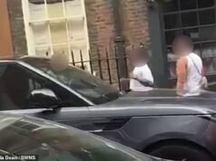 Momento terribile: un uomo di 30 anni viene accoltellato davanti alla folla nel pomeriggio in una trafficata strada di Soho