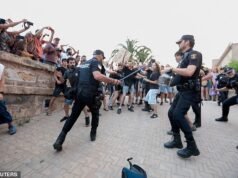 La polizia antisommossa armata con scudi si scontra con i manifestanti anti-turismo a Maiorca mentre le manifestazioni diventano violente