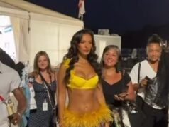 Maya Jama mostra la sua figura tonica con indosso un reggiseno giallo molto sexy e una gonna piumata mentre ospita Love Island Aftersun prima della finale