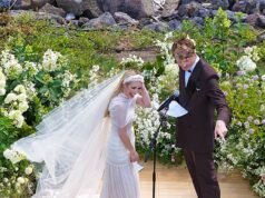 Emma Roberts stupisce con uno splendido abito mentre sposa Cody John durante una cerimonia in Idaho alla presenza della superstar zia Julia