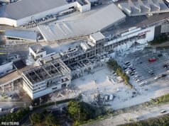 Un centro commerciale giapponese crolla dopo un enorme terremoto di magnitudo 7.1 con diverse persone intrappolate