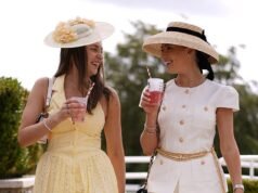 Mi sento glorioso! Gli appassionati di corse di Goodwood danno il massimo con scollature profonde, cappelli accattivanti e abiti luminosi per iniziare il primo giorno con stile