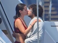 Selena Gomez sfoggia un bikini tonico mentre bacia il marito a torso nudo Benny Blanco durante una romantica vacanza sullo yacht