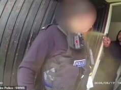 La poliziotta del momento rimane temporaneamente cieca e fa fatica a respirare dopo essere stata spruzzata al peperoncino da un uomo mentre assisteva a una chiamata di aggressione