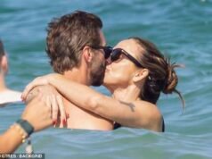 Mel C e il nuovo marito Chris Dingwall si baciano appassionatamente durante la luna di miele con la famiglia a Ibiza mentre lei mostra il suo incredibile corpo da palestra in bikini a stringhe