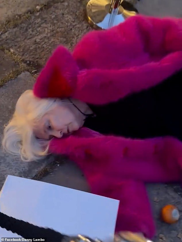 L’influencer “malato” e i suoi amici che hanno deriso l’omicidio di Ann Widdecombe per ridere durante un’esposizione d’arte con inquietante somiglianza con il politico assassinato L’influencer “malato” e i suoi amici che hanno deriso l’omicidio di Ann Widdecombe per ridere durante un’esposizione d’arte con inquietante somiglianza con il politico assassinato