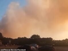 Vacanzieri evacuati mentre i vigili del fuoco combattono un enorme incendio nel Suffolk